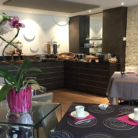 Le Pre De La Cure מלון 3*